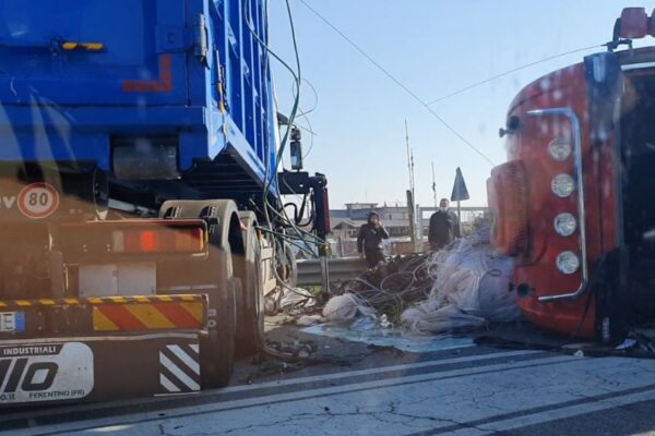 Camion si ribalta e schiaccia un pedone, muore sul colpo una donna sulla Domiziana