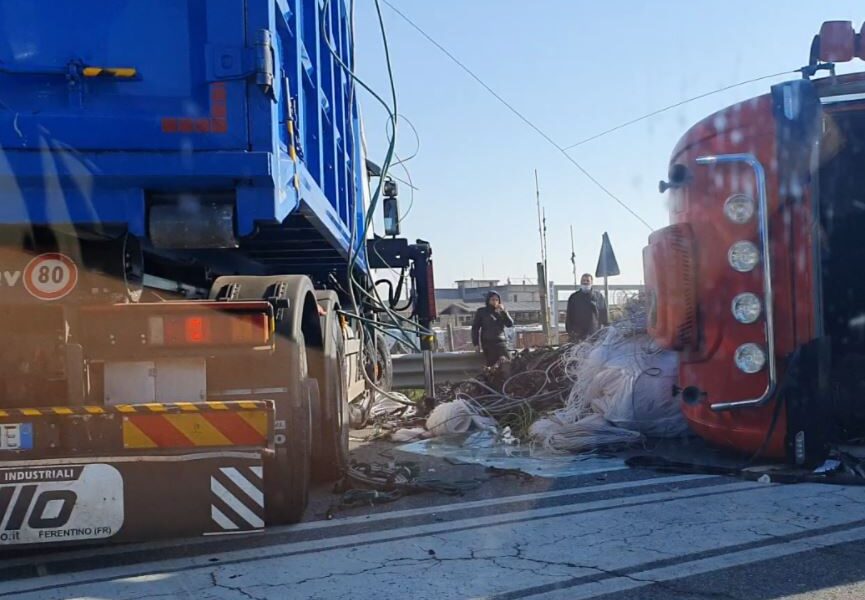 Camion si ribalta e schiaccia un pedone, muore sul colpo una donna sulla Domiziana