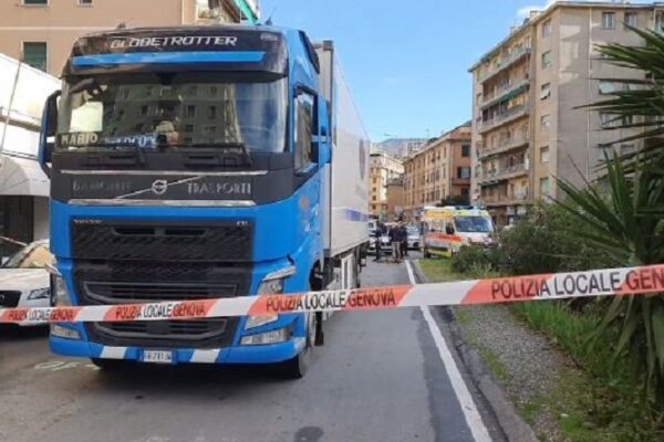 Travolta e uccisa in monopattino da un tir: aveva appena portato i figli a scuola