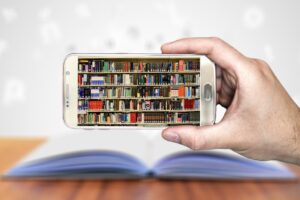 Rimpiangere i libri e denigrare i social: il solito tic delle élite