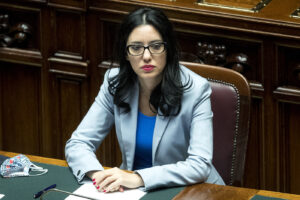 Cambiano le pagelle alle elementari, si torna ai giudizi: l’addio ai quattro livelli voluti da Azzolina