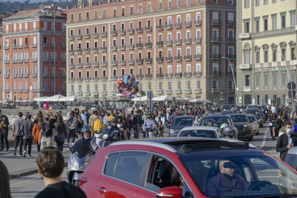 Campania zona arancione, ma a Napoli folla e clima da festa dal Lungomare al centro