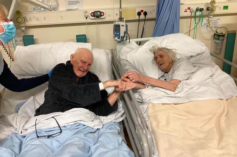Covid, l’ultimo saluto di Margaret e Derek prima dell’addio dopo 75 anni d’amore