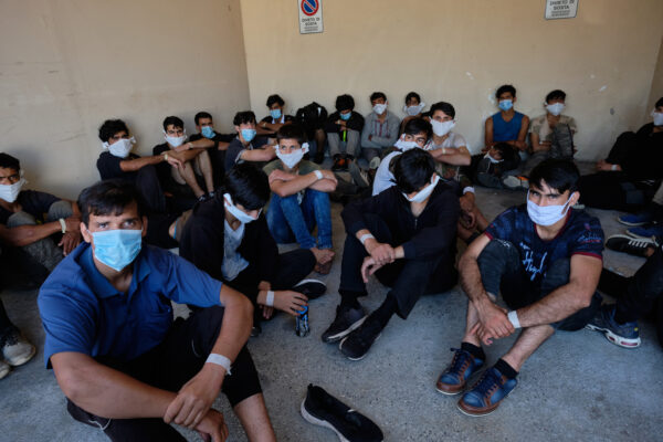 Storia del volontario 84enne che aiuta i migranti e invece di essere premiato viene indagato…