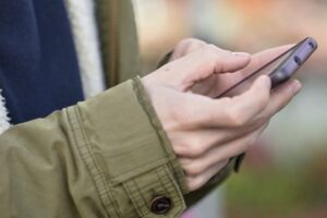 Adesca un ragazzino su WhatsApp, la mamma della vittima lo fa arrestare