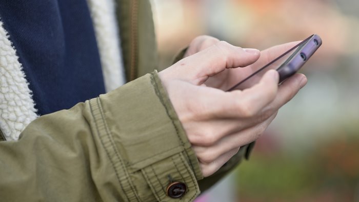 Adesca un ragazzino su WhatsApp, la mamma della vittima lo fa arrestare