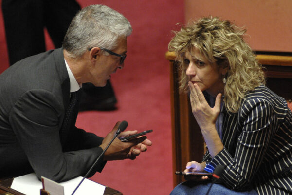 Emorragia 5Stelle: con nuovi gruppi da ricalcolare quota sottosegretari e si riaprono giochi nelle commissioni parlamentari Emorragia 5Stelle: con nuovi gruppi da ricalcolare quota sottosegretari e si riaprono giochi nelle commissioni parlamentari