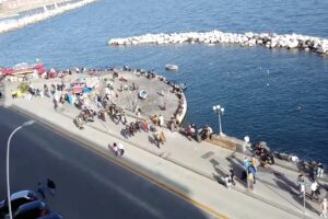 Napoli da “zona bianca”, strade affollate per il sabato primaverile: cittadini ‘sfidano’ De Luca