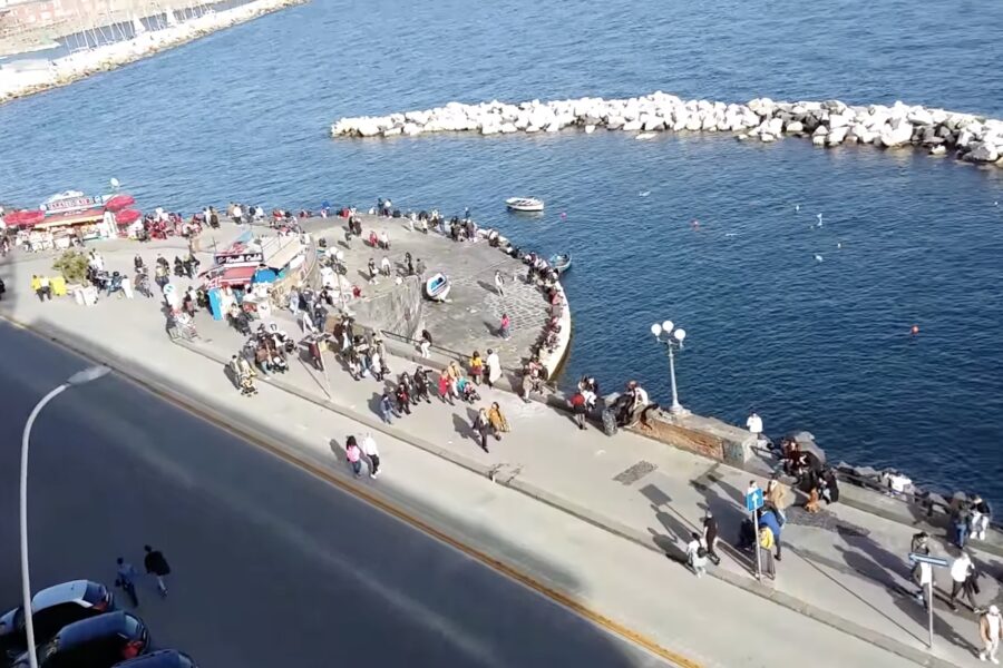 Napoli da “zona bianca”, strade affollate per il sabato primaverile: cittadini ‘sfidano’ De Luca