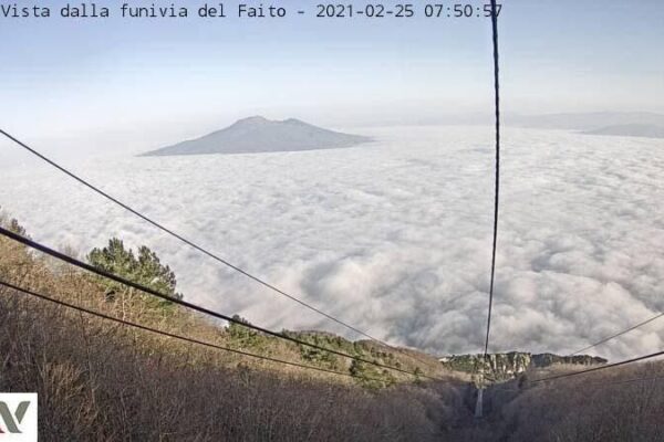 Nebbia a Napoli, parla il meteorologo: “Perché e quanto tempo durerà il fenomeno atmosferico”