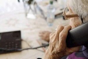 “Mi servono 1300 euro”, nonnina asseconda finto nipote e lo fa arrestare da carabinieri-benzinai