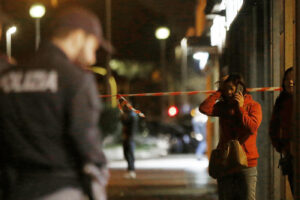 Uccide la madre e il cane, poi si lancia dal balcone di casa: omicidio-suicidio a Saluzzo