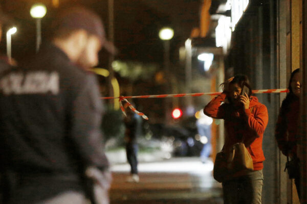 Uccide la madre e il cane, poi si lancia dal balcone di casa: omicidio-suicidio a Saluzzo