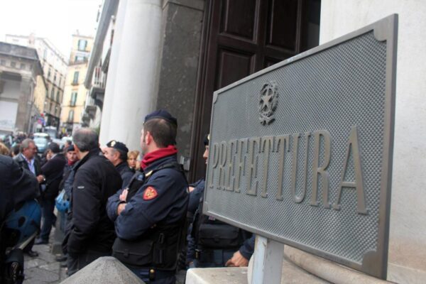 LaPresse03-12-2011 Napoli, ItaliaCronacaIl ministro Clini a Napoli per vertice su emergenza rifiuti. Proteste in piazza del Plebiscito. Tavolo istituzionale con il sindaco De Magistris, il presidente Cesaro e il governatore Caldoro.
Nella foto: entrata della Prefettura