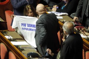 Anche in Campania la politica è solo per uomini: poche donne tra comune e regione