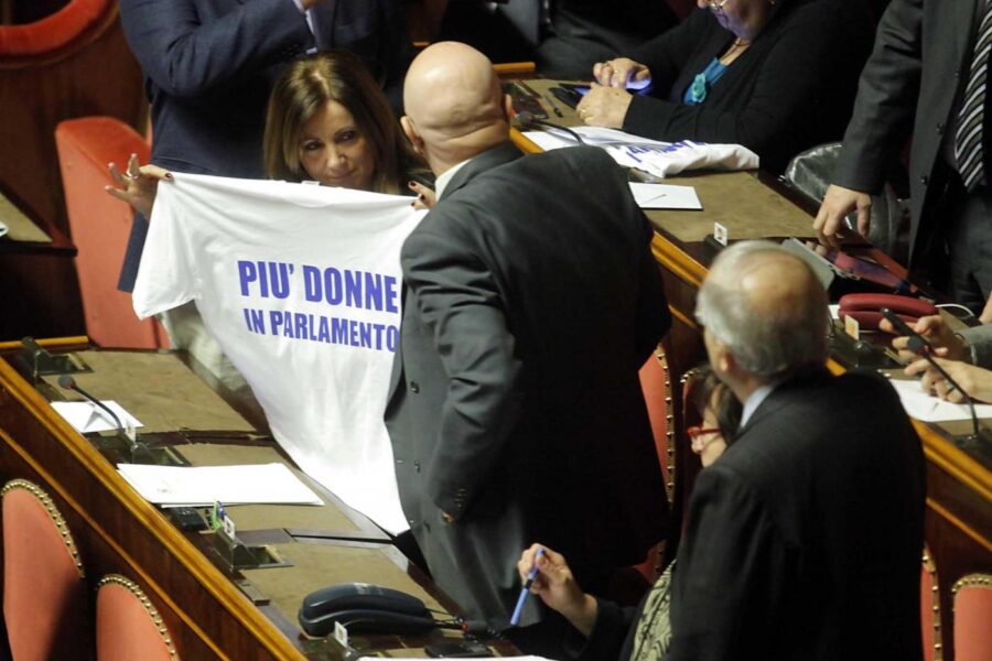 Anche in Campania la politica è solo per uomini: poche donne tra comune e regione