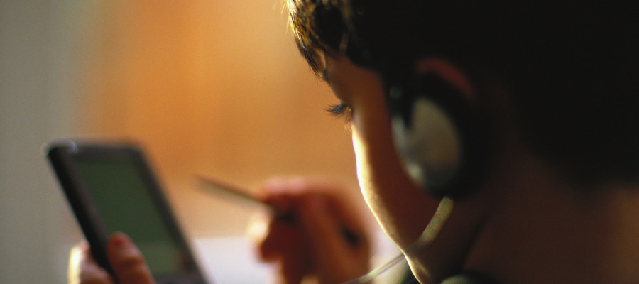 “Gioca con me o mi uccido”, 13enne salvato da una sfida social: polizia avvertita da ragazzina