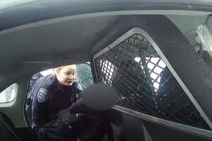 Polizia arresta e usa spray al peperoncino contro una bambina di 9 anni, agenti ancora sotto accusa negli Stati Uniti