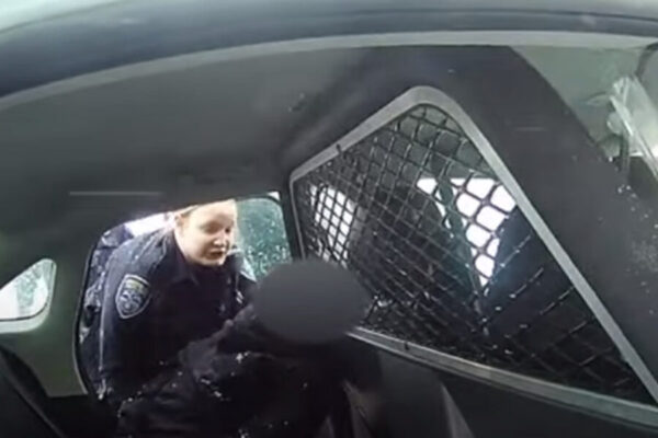 Usa, passano i presidenti ma non la violenza: bimba immobilizzata da sei poliziotti