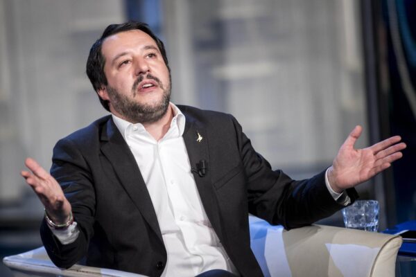 La parabola della gestualità di Salvini: da capo politico a impiegato di un Caf