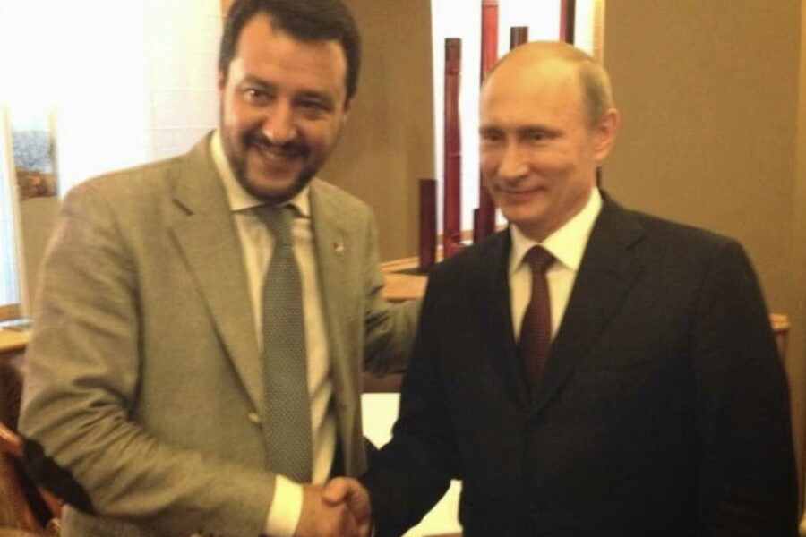 Salvini chiede di “guardare alla democrazia e all’Occidente”, ma dimentica i rapporti con Putin e Orbán