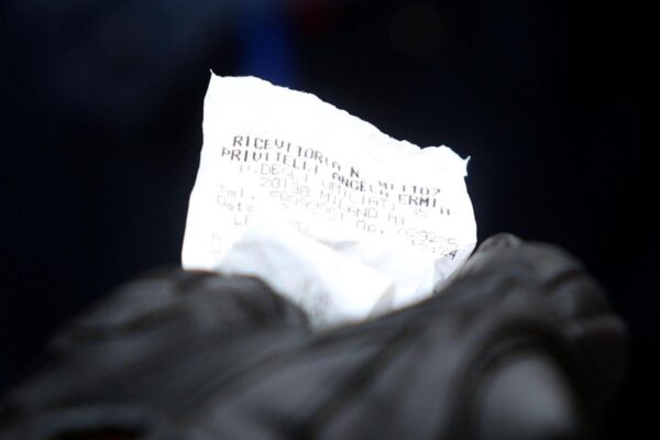 Foto LaPresse – Stefano Porta
19/02/2017 Milano ( Ita )
Cronaca
La palma bruciata durante la notte in Piazza DUomo.
Nella foto: Uno scontrino trovato sul posto dalla Polizia Locale Foto LaPresse – Stefano Porta
19/02/2017 Milano ( Ita )
Cronaca
La palma bruciata durante la notte in Piazza DUomo.
Nella foto: Uno scontrino trovato sul posto dalla Polizia Locale