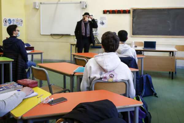 Foto Cecilia Fabiano/ LaPresse 
18 gennaio 2021 Roma (Italia)
Cronaca : 
Riapertura delle scuole in presenza, con le nuove disposizioni gli studenti effettuano a scaglioni lezioni in presenza 
Nella Foto : il liceo scientifico Isacco Newton 
Photo Cecilia Fabiano/LaPresse
January 18 , 2021  Roma (Italy) 
News:
New opening of the schools , with the new government disposition students organized in small group can have lessons in presence 
In the Pic : Isacco Newton high school