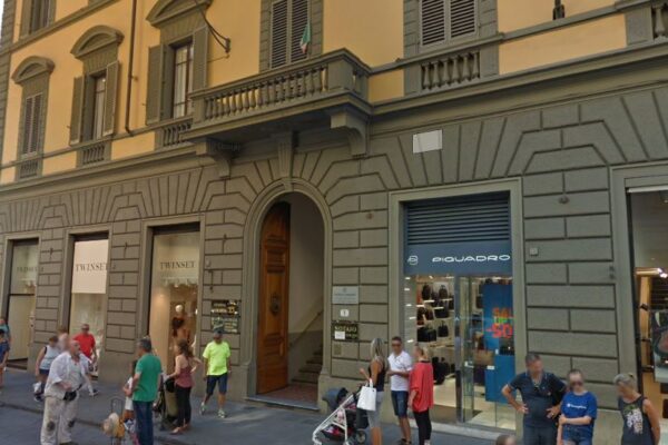 Studente di 21 anni precipita dal quarto piano e muore, giallo a Firenze