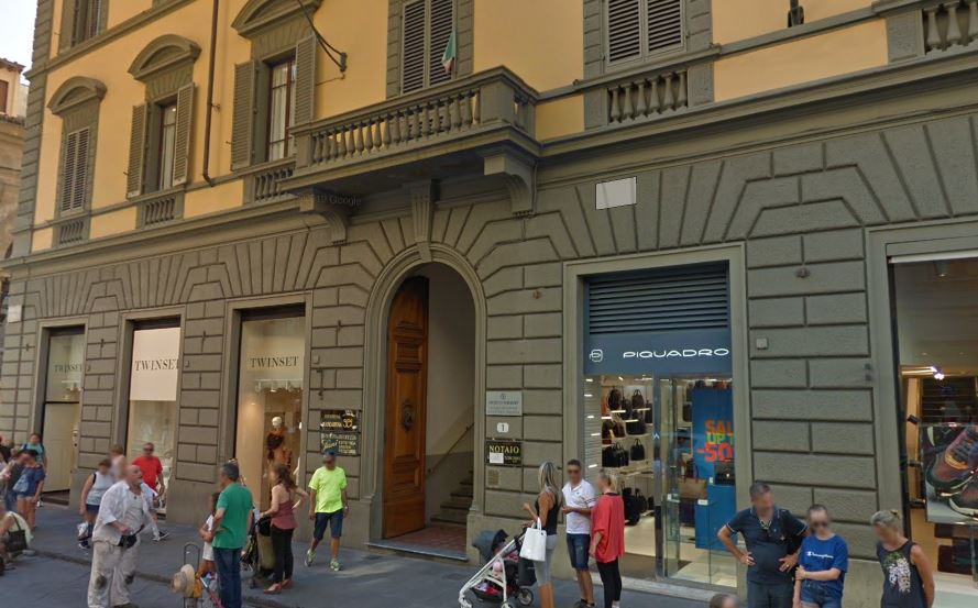 Studente di 21 anni precipita dal quarto piano e muore, giallo a Firenze