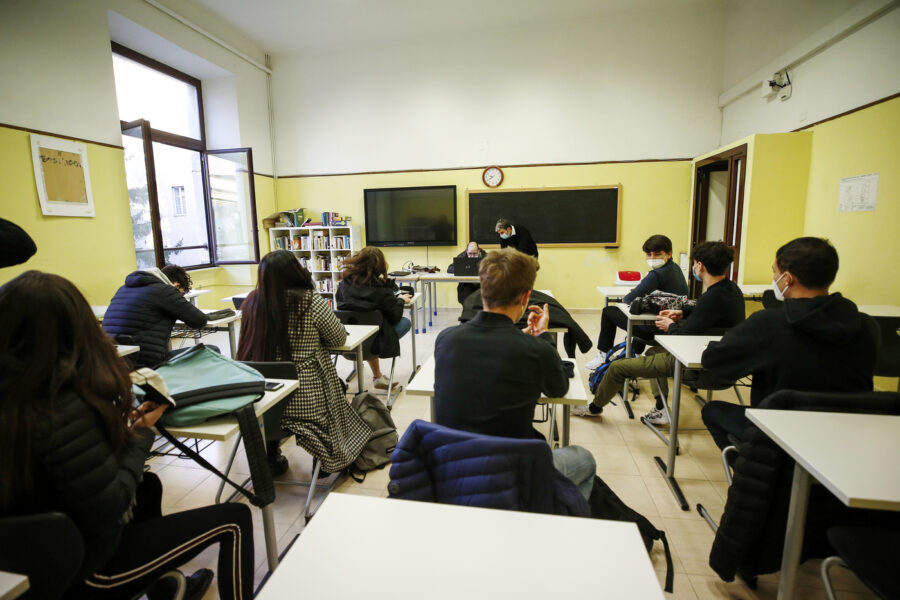Scuola, normalità ancora lontana: “Difficile rientro in presenza al 100%”
