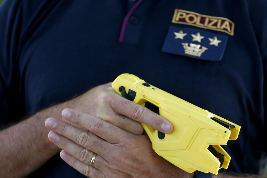 Taser inutile, contro la violenza in cella basta rispettare le regole
