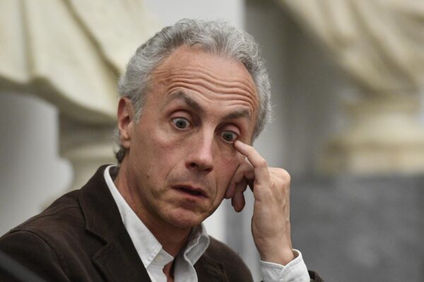 Povero Marco Travaglio, da bullo diventa lo zimbello dei social
