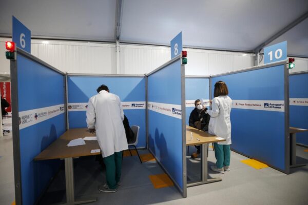 Zone rosse e addio alle ‘Primule’ di Arcuri: il piano Draghi per vaccinazioni e stop al Covid