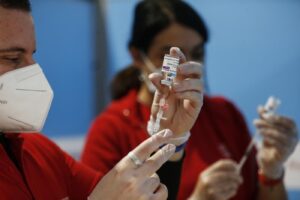 Coronavirus, salgono morti e nuovi casi: le vittime sono 369, tasso di positività al 4,1%