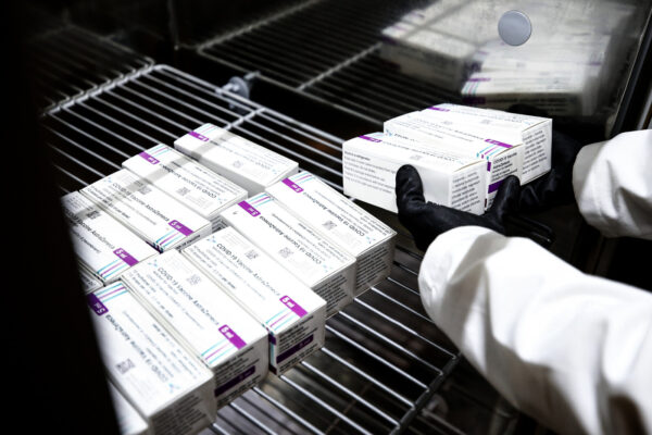 Perché AstraZeneca costa meno di Pfizer e Moderna: pronte 22milioni di dosi per l’Italia