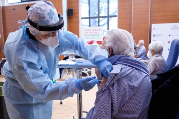 Vaccini, tocca ai medici di base: 35mila nella campagna