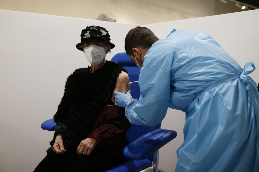 Cos’è il modello inglese per la vaccinazione: il nuovo piano del governo Draghi