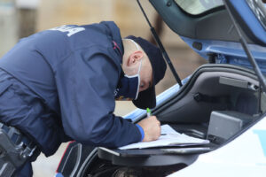 Photo Domenico Notaro/LaPresse06-11-2020  Reggio Calabria ItalycronacaCalabria zona rossa, primo giorno di lockdown dopo nuovo Dpcm a Reggio CalabriaNella Foto poliziotto controlla le autocertificazione Photo Domenico Notaro/LaPresse06-11-20208 Riace, Reggio Calabria ItalyNews Calabriaregion applies red-zone restriction,  first day of lockdown in  Reggio CalabriaIn the pic  a moment of  lockdown in city