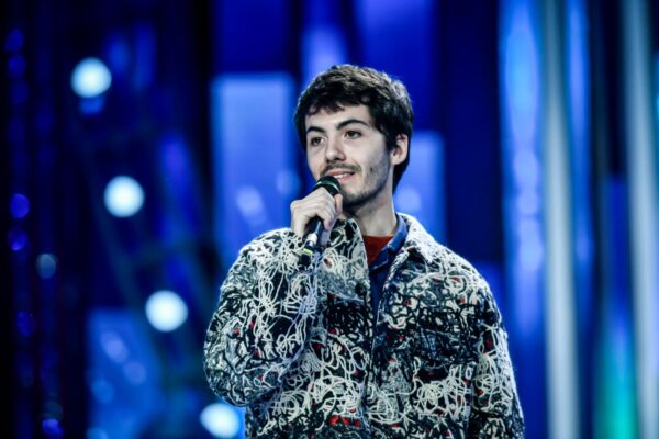 Chi è Fulminacci, il cantautore romano a Sanremo con “Santa Marinella”