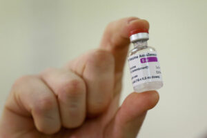 Effetti vaccino AstraZeneca: “Lo 0,002% di complicazioni, trombosi rare”