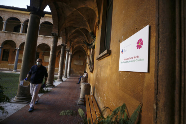 Foto Cecilia Fabiano/ LaPresse 
04 gennaio 2021 Roma (Italia)
Cronaca : 
Continua la campagna di vaccinazione contro il Covid 19 
Nella Foto : il centro vaccini del Santo Spirito 
Photo Cecilia Fabiano/LaPresse
January  04, 2021  Roma (Italy) 
News:  
Don’t stop the vaccination campaign against virus Covid 19 
In the Pic : the medical staff at vaccine centre of Santo Spirito Hospital