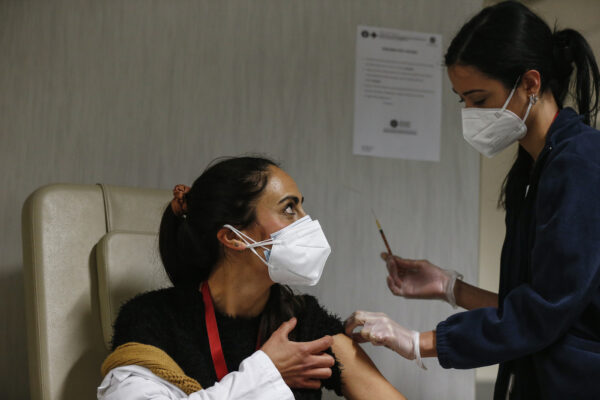 Foto Cecilia Fabiano/ LaPresse 
05 gennaio 2021 Roma (Italia)
Cronaca : 
Campagna di vaccinazione anti Covid 19 al Policlinico Umberto I 
Nella Foto : gli operatori sanitari vengono vaccinati  
Photo Cecilia Fabiano/LaPresse
January  05, 2021  Roma (Italy) 
News:  
Vaccination campaign against Covid 19 at Policlinico Umberto I
In the Pic : the medical staff vaccination
