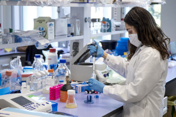 Foto Roberto Monaldo / LaPresse
12-01-2021 Roma
Cronaca
I laboratori ReiThera dove si sta sviluppando il vaccino anti Covid-19 tutto italiano
Nella foto Ricercatori al lavoro nei laboratori di Castel Romano

Photo Roberto Monaldo / LaPresse 
12-01-2020 Rome (Italy) 
The ReiThera laboratories where the Italian anti Covid-19 vaccine is being developed
In the pic Researchers at work