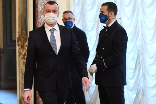 “Cancri da estirpare nel PD”, Casalino lancia bordate ai Dem per ‘difendere’ Zingaretti e Conte