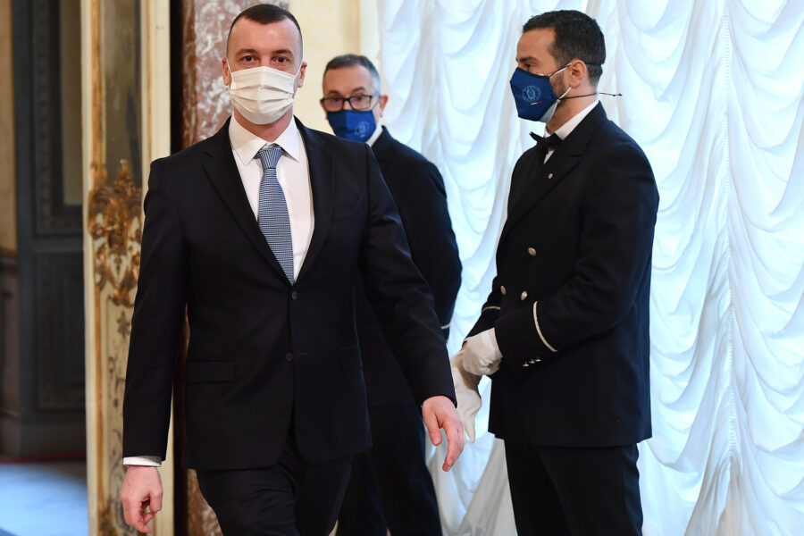 “Cancri da estirpare nel PD”, Casalino lancia bordate ai Dem per ‘difendere’ Zingaretti e Conte