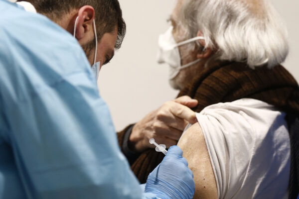 Vaccini, Italia in drammatico ritardo: tra gli over 80 solo il 14% ha ricevuto due dosi