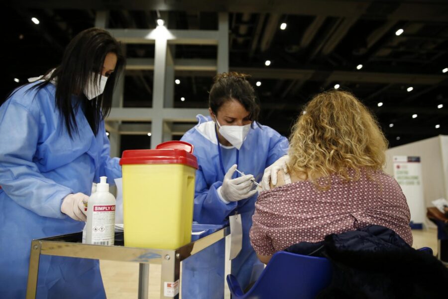 Vaccino, una sola dose ai guariti dal covid: il via libera del ministero