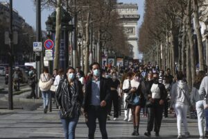 Parigi al terzo lockdown, restano aperte le scuole: “La terza ondata accelera velocemente”