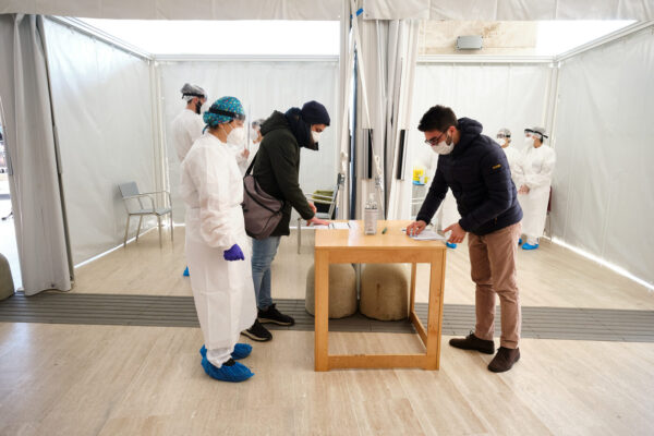 Foto Mauro Scrobogna /LaPresse
01-03-2021 Roma , Italia
Cronaca
Coronavirus, emergenza sanitaria – Università La Sapienza – tamponi covid-19per gli studenti
Nella foto: il punto sanitario allestito presso la città universitaria dedicato ai tamponi molecolari per la diagnosi di SARS-CoV-2 per gli studenti della Sapienza

Photo Mauro Scrobogna /LaPresse
March 03, 2021  Rome, Italy
News
Coronavirus – health emergency – La Sapienza University – covid-19 swabs for students
In the photo: the health point set up at the university city dedicated to molecular swabs for the diagnosis of SARS-CoV-2 for Sapienza students