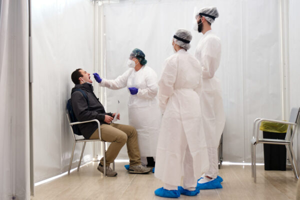 Foto Mauro Scrobogna /LaPresse
01-03-2021 Roma , Italia
Cronaca
Coronavirus, emergenza sanitaria – Università La Sapienza – tamponi covid-19per gli studenti
Nella foto: il punto sanitario allestito presso la città universitaria dedicato ai tamponi molecolari per la diagnosi di SARS-CoV-2 per gli studenti della Sapienza

Photo Mauro Scrobogna /LaPresse
March 03, 2021  Rome, Italy
News
Coronavirus – health emergency – La Sapienza University – covid-19 swabs for students
In the photo: the health point set up at the university city dedicated to molecular swabs for the diagnosis of SARS-CoV-2 for Sapienza students